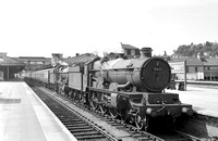 NB00430 - Cl 4073 No. 4037 'The South Wales Borderer' piloting Cl 6959 No. 6996 'Blackwell Hall' at Newton Abbott station c late 1950s