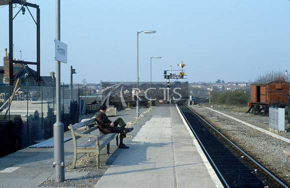 MER0174C - View along the platform at Frome station c March 1982