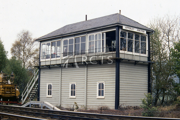 HU05605C - 3/4 view of Apperley Junction signal box 25/10/93