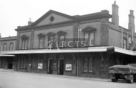 CUL0469 - Central block of Wolverhampton Low Level station viewed from the road 29/6/68