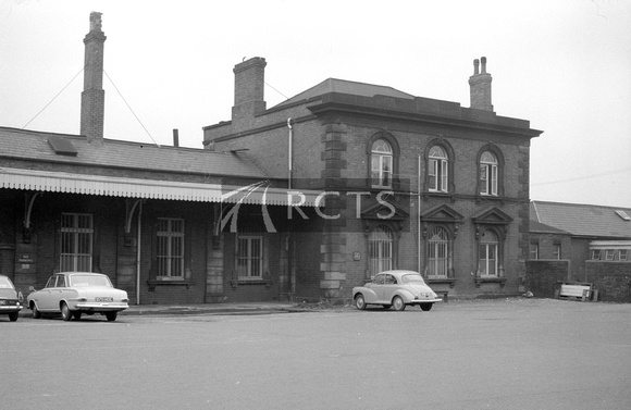 CUL0470 - South wing of Wolverhampton Low Level station viewed from the road 29/6/68