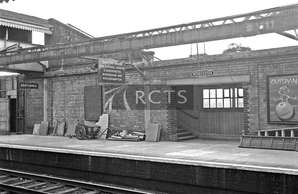 CUL0488 - Bridge, stairs and roof (minus cover) at Worcester Foregate Street station 15/8/64