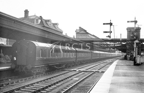 CUL3883 - General view of Exeter St Davids with a train in the down GWR platform 31/8/63