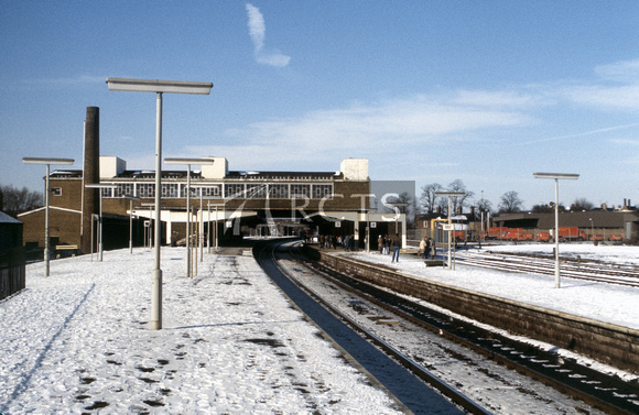DCA0376C - View along Platform 2 at Banbury station, 1987