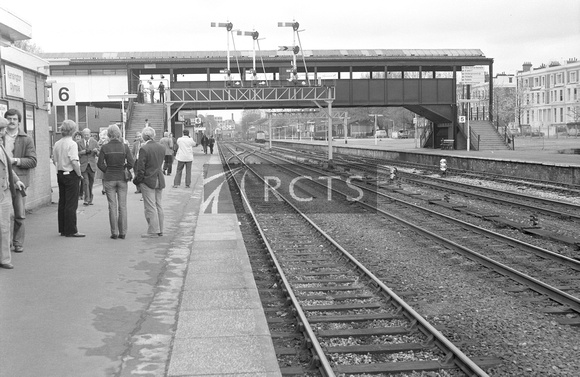 FAI0342 - View looking north at Kensington Olympia station 12/4/81