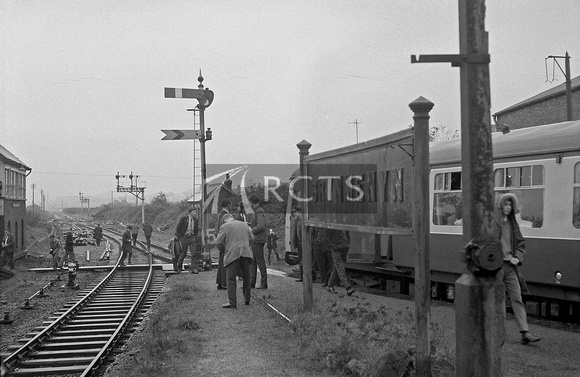 FAI2077 - Brynmenyn station looking towards Tondu (people in view) 14/10/67
