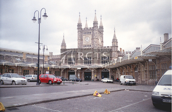 JFR0261C - Bristol Temple Meads station entrance viewed the road c late 1990s/early 2000s