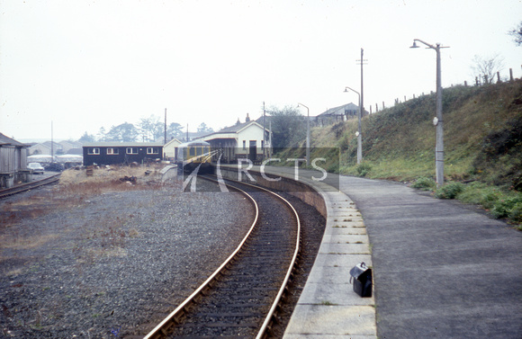 LAN0166C - View along the full length of the Looe Valley platform at Liskeard station c October 1973