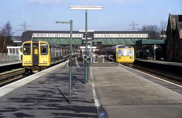 MSL0401C - View along the platform at Hooton station and showing Cl 508 No. 508 136 and Cl 142 No. 142 049 in the platforms 25/2/91