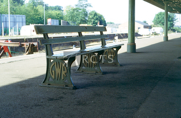MSL0577C - Ex-GWR bench at Leamington Spa station 12/9/96