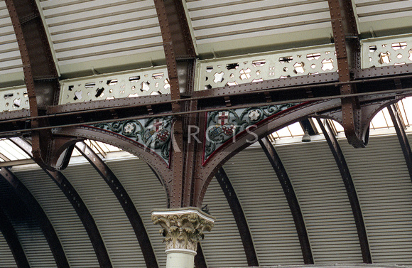 NB01515C - Ornate roof supports featuring GWR coat of Arms c 1970s