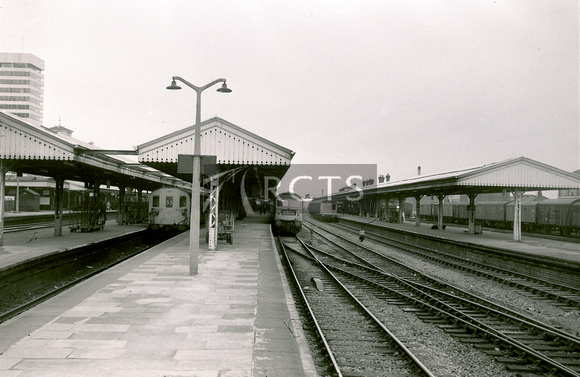 NB01615 - View along the platform at Reading General station c 1970s