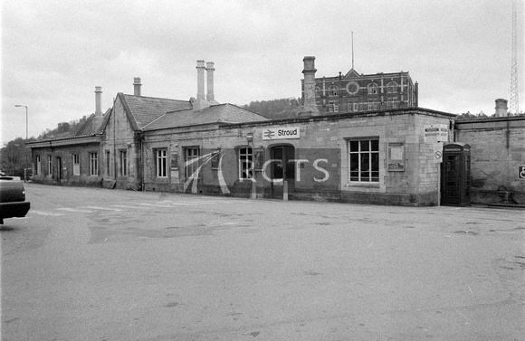NB01633 - Exterior view of Stroud station building viewed from the forecourt