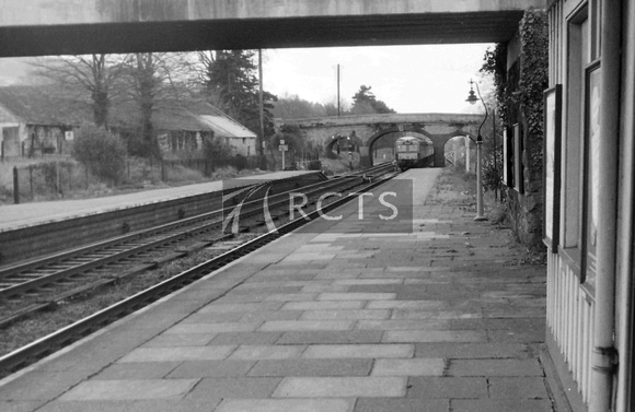 PG00799 - View looking west along the platform at Bathampton station and showing a Cl 120 (unidentified) approaching 1966