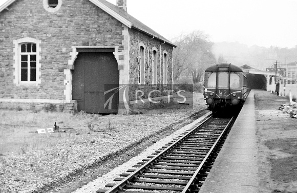 PG01480 - View looking north along the platform at Clevedon and showing DMU (unidentified) departing for Yatton, April 1965