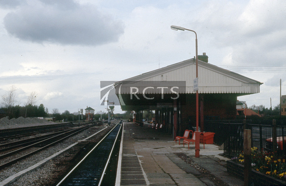 RIP0253C - View along the platform at Princes Risborough c February 1985