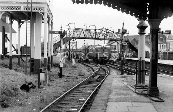 PG01816 - Cl 120 (unidentified) arriving from Shrewsbury at Llanelli (looking east towards Swansea & Paddington across Station Road level crossing) c mid/late 1960s