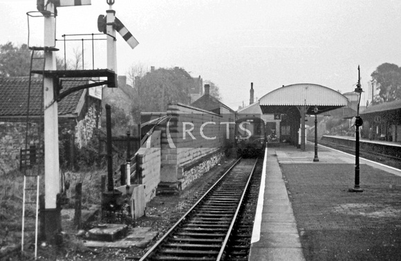PG02237 - View looking towards the buffer stops on the bay platform at Yatton station c 1960s