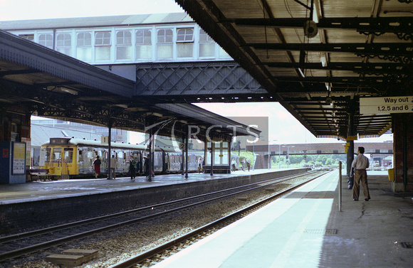 GGR0310C - View looking east along Platform 3 at Slough station c 1990s