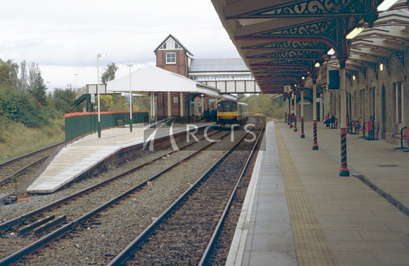 MSL0582C - View along the platform at Wrexham General station 23/10/98