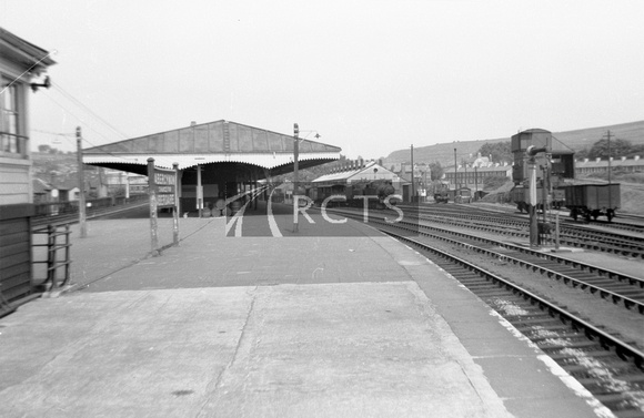 NB00768 - View along the platform at Abercynon station showing the shed in the distance c late 1950s