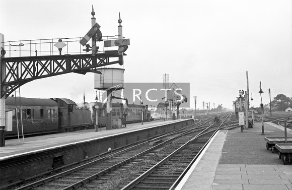 NB00850 - View along the platform at Yatton station, September 1958
