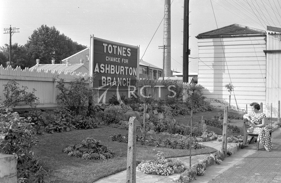 NB01013 - Totnes station nameboard c mid-late 1950s