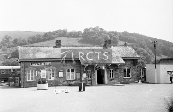 NB01092 - Buskfastleigh station (DVR) viewed from the forecourt c 1970s
