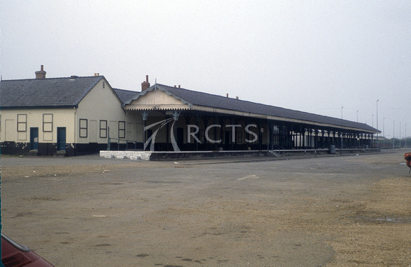 RIP0053C - View of platforms and station building (part) at Yarmouth Beach station, July 1982