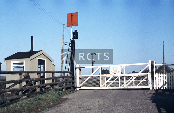 CH06704C - NER rotating board level crossing signal, crossing and crossing keeper's hut at Hammerton 21/10/79