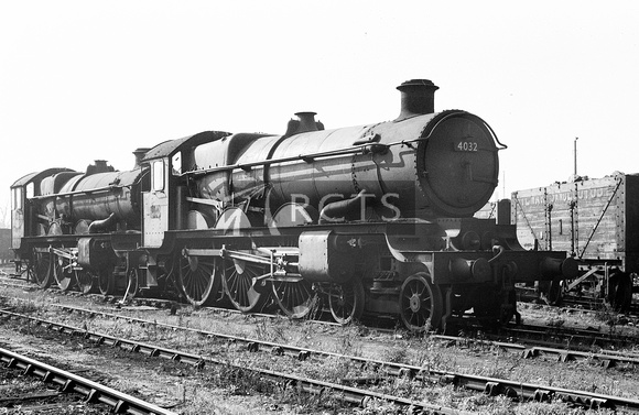 BJW0064 - Cl 4000 No. 4032 'Queen Alexandra' on Swindon dump minus tender, nameplates and cab numbers c late 1951