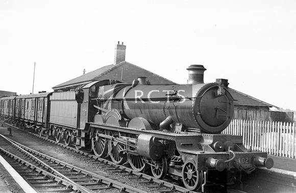 PHW0377 - Cl 4000 No. 4021 'British Monarch' (with elbow steam pipes) at Charlbury station 27/7/48