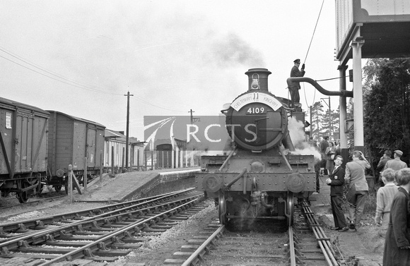 FAI1219 - Cl 5101 No. 4109 at Bourton-on-the-Water with special train (head on, loco taking water) 13/10/62