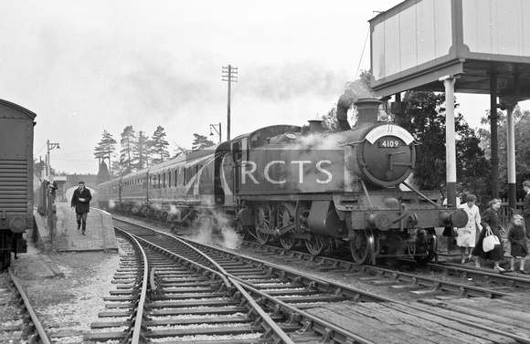 FAI1220 - Cl 5101 No. 4109 at Bourton-on-the-Water with special train 13/10/62