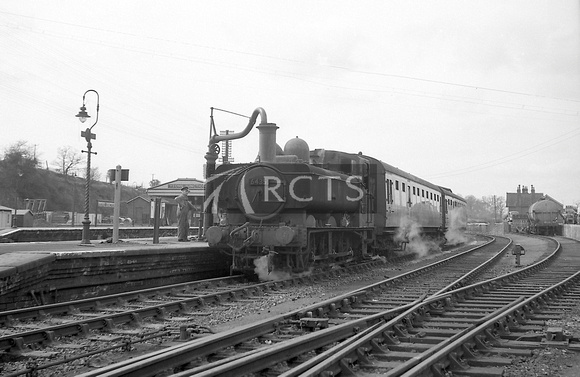 CH02559 - Cl 6400 No. 6435 taking water at Yeovil Junction 18/4/64