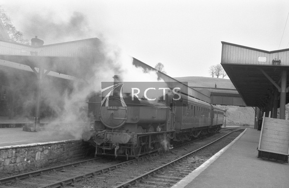 CH02569 - Cl 6400 No. 6435 on the 1628 Yeovil Town to Yeovil Junction service at Yeovil Town 18/4/64