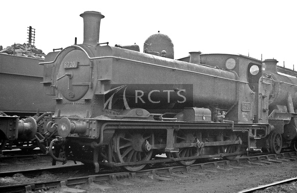 CH00909 - Cl 5700 No. 8720 at Didcot shed 25/2/61