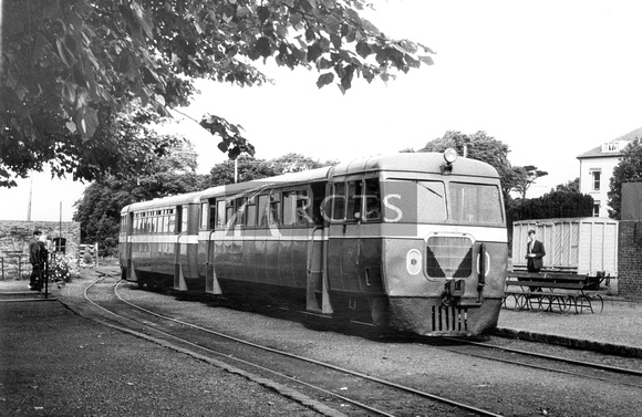 CH05464 - Railcars Nos 19 (leading) and 20 (ex County Donegal Railway) at Douglas forming the 1410 Douglas to Peel service 30/8/65