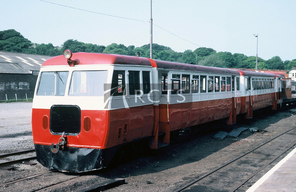 MJB0493C - Railcars Nos 19 (built 1949, Walker/GNR(I) c/n 79789) and No. 20 (built 1950, Walker/GNR(I) c/n 83149) at Douglas 7/7/83