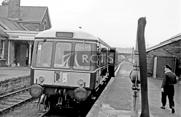 PG01952 - Single car DMU in Torrington station c mid/late 1960s