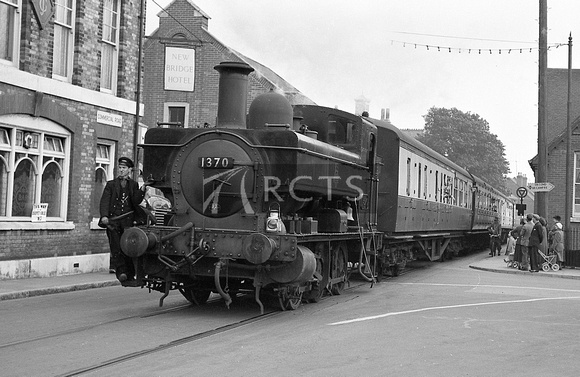 PHW0329 - Cl 1366 No. 1370 on a boat train on Weymouth Quay tramway April 2/5/57