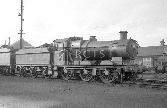 CH00918 - Cl 2251 No. 2261 at Reading shed 25/2/61