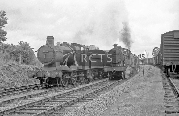 CH01231 - Cl 2251 No. 3216 passing Cl 2P No. 40569 at Evercreech Junction 8/7/61