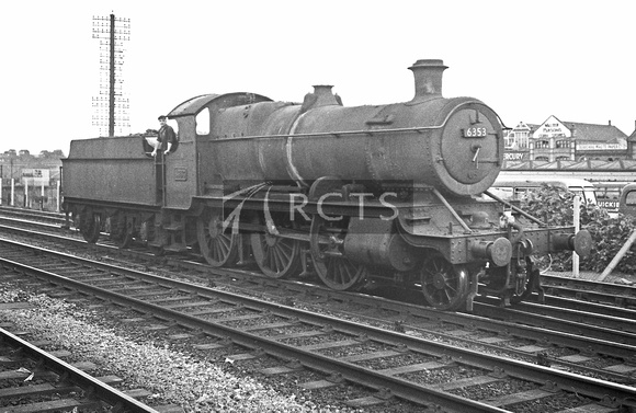 AW00438 - Cl 4300 No. 6353 light engine at Reading General 15/8/59