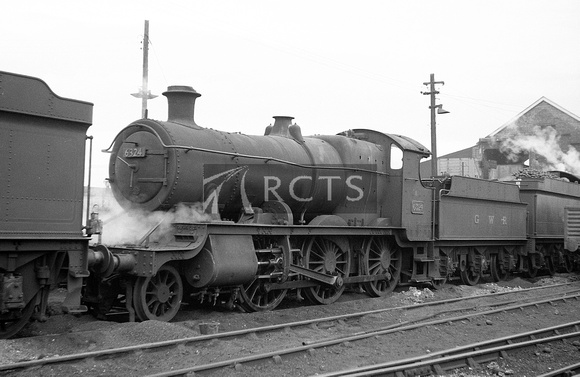 CH01459 - Cl 4300 No. 6324 at Reading shed (GWR still on tender) 21/10/61