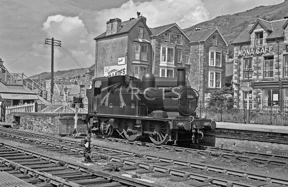 PHW0444 - Cl 5800 No. 5801 at Barmouth c early 1950s