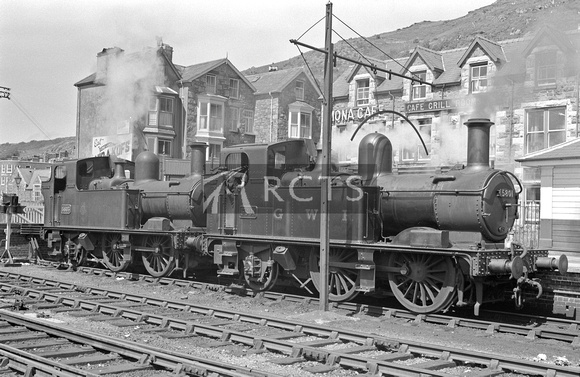 PHW0921 - Cl 5800 Nos. 5801 and 5803 at Barmouth c early 1950s