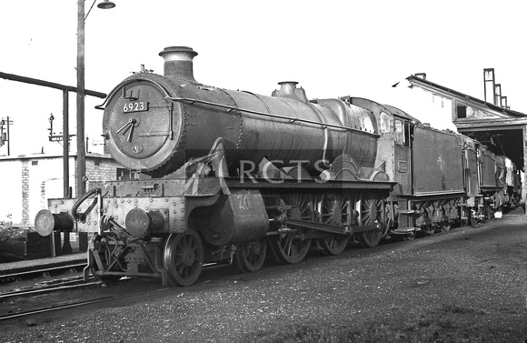 AW00391 - Cl 6900 No. 6923 'Croxteth Hall' at Reading shed 28/8/58