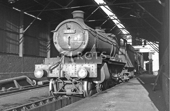 AW00389 - Cl 6800 No. 6841 'Marlas Grange' inside Reading shed 28/8/58