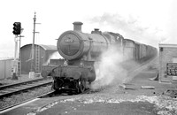 CH02444 - Cl 6800 No. 6872 'Crawley Grange' on a down goods at Langley 25/4/64